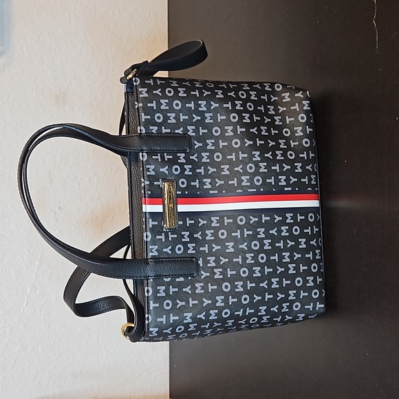 Tommy Hilfigure purse - Picture 1 of 10